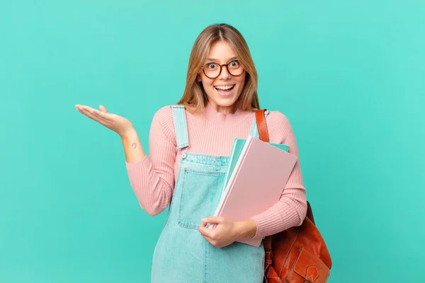 Jonge Student Vrouw Zich Gelukkig Verbaasd Iets Ongelooflijks — Stockfoto