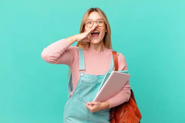 Giovane Studentessa Sentirsi Felice Dando Grande Grido Con Mani Accanto — Foto Stock