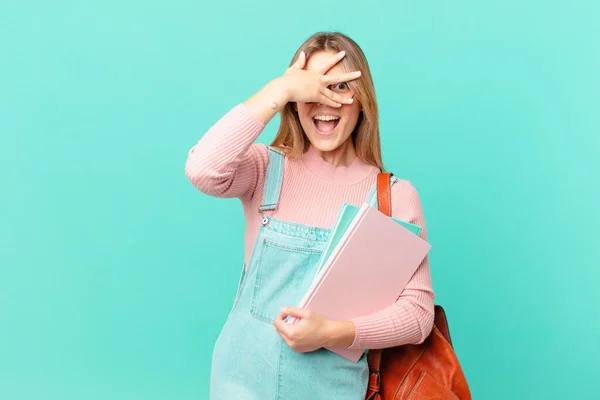 Joven Estudiante Que Parece Sorprendida Asustada Aterrorizada Cubriendo Cara Con — Foto de Stock