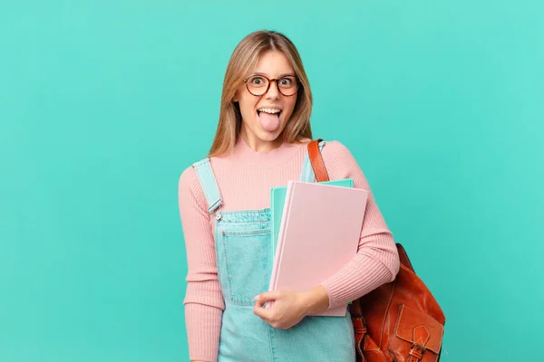 Joven Estudiante Con Actitud Alegre Rebelde Bromeando Sacando Lengua —  Fotos de Stock