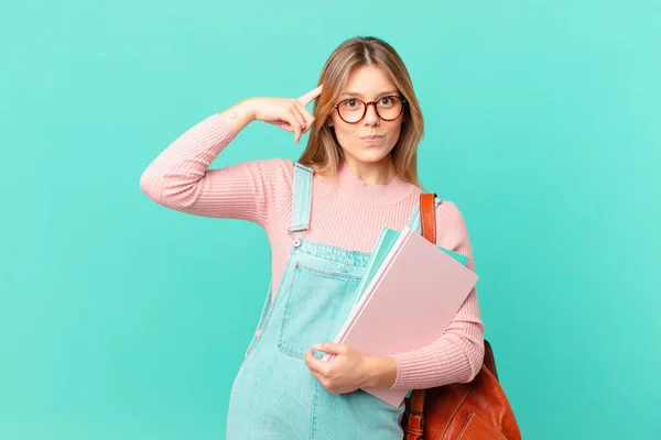 Giovane Studentessa Sente Confuso Perplesso Mostrando Che Sei Pazzo — Foto Stock