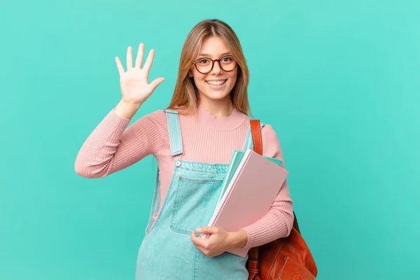 Joven Estudiante Sonriendo Buscando Amigable Mostrando Número Cinco —  Fotos de Stock