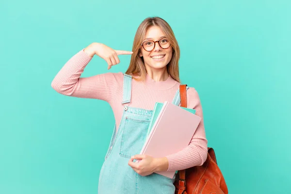 Giovane Studentessa Sorridente Con Fiducia Indicando Proprio Ampio Sorriso — Foto Stock