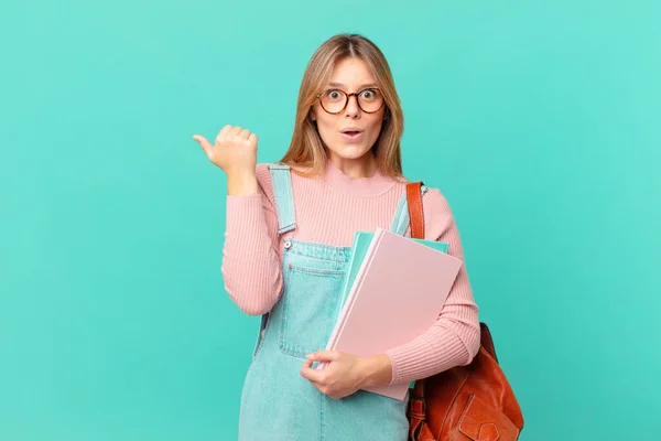 Jonge Student Vrouw Kijken Verbaasd Ongeloof — Stockfoto