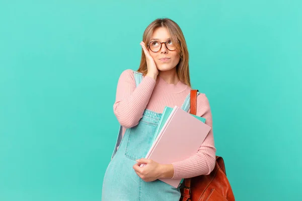 Jonge Student Vrouw Gevoel Verveeld Gefrustreerd Slaperig Een Vermoeiende — Stockfoto