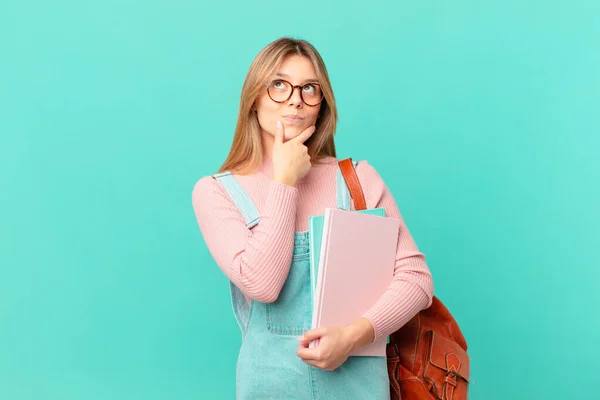 若い学生の女性は疑問や混乱を感じ — ストック写真