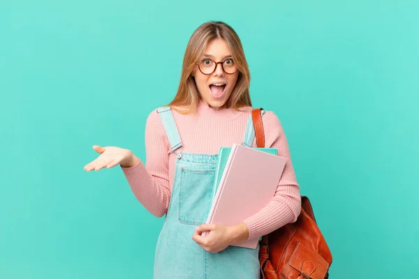 Jonge Student Vrouw Voelt Zich Zeer Geschokt Verrast — Stockfoto