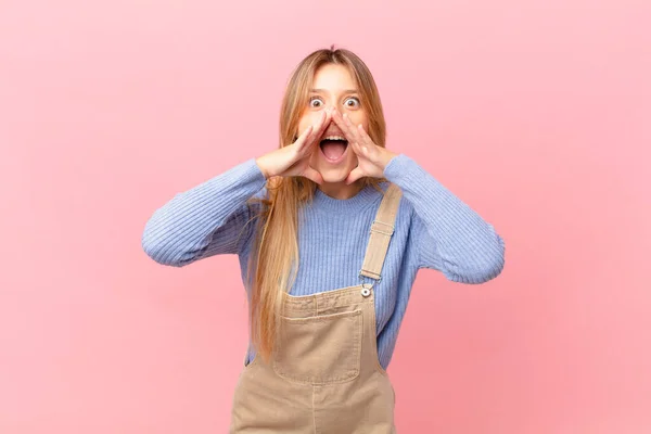 Jovem Mulher Sentindo Feliz Dando Grande Grito Com Mãos Lado — Fotografia de Stock