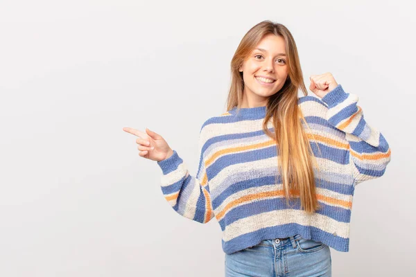 Giovane Bella Ragazza Sentirsi Scioccato Ridendo Celebrando Successo — Foto Stock