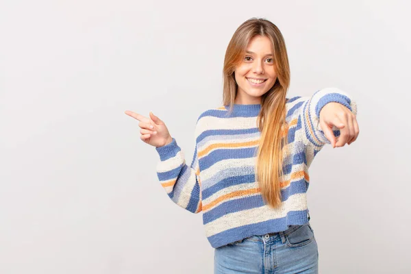 Junges Hübsches Mädchen Zeigt Auf Kamera Die Dich Auswählt — Stockfoto