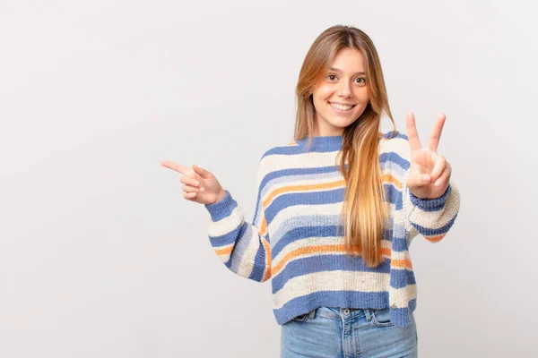 Ung Söt Flicka Ler Och Ser Glad Gestikulerande Seger Eller — Stockfoto