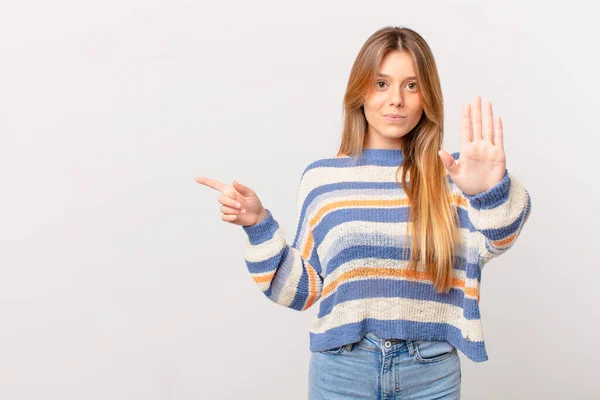 Ung Söt Flicka Ser Allvarlig Visar Öppen Handflata Gör Stopp — Stockfoto