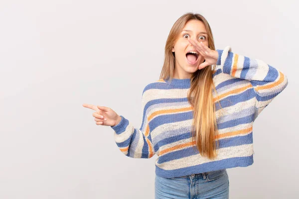 Ung Söt Flicka Känner Sig Lycklig Ger Ett Stort Rop — Stockfoto