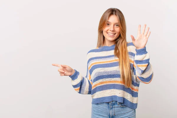 Ung Söt Flicka Leende Och Ser Vänlig Visar Nummer Fem — Stockfoto