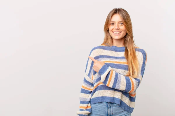 Young Pretty Girl Smiling Cheerfully Feeling Happy Pointing Side — Stock Photo, Image