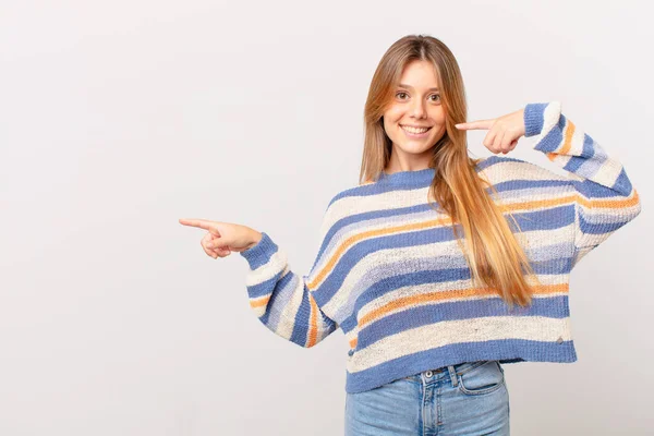 Ung Söt Flicka Ler Tryggt Pekar Egen Bred Leende — Stockfoto