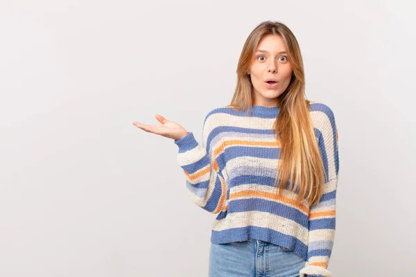 Young Pretty Girl Looking Surprised Shocked Jaw Dropped Holding Object — Stock Photo, Image