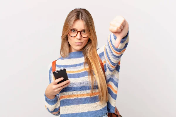 Chica Joven Con Una Celda Sintiendo Cruz Mostrando Los Pulgares — Foto de Stock