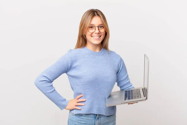Młoda Kobieta Laptopem Uśmiechnięta Szczęśliwie Ręką Biodrze Pewna Siebie — Zdjęcie stockowe