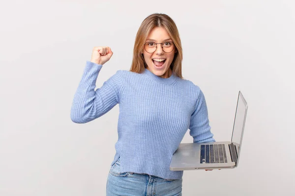 Giovane Donna Con Computer Portatile Sensazione Scioccato Ridere Celebrare Successo — Foto Stock