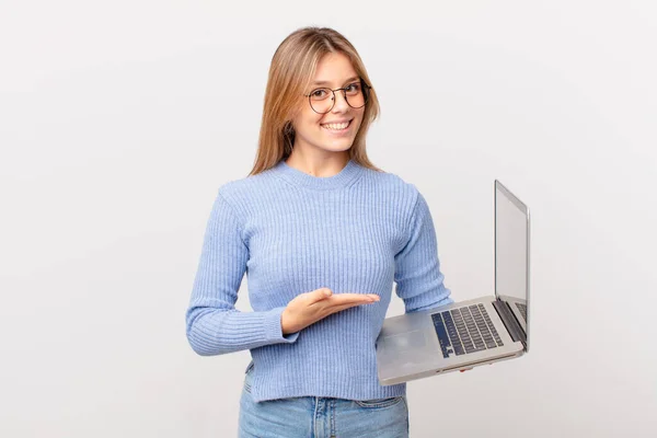 Jovem Com Laptop Sorrindo Alegremente Sentindo Feliz Mostrando Conceito — Fotografia de Stock