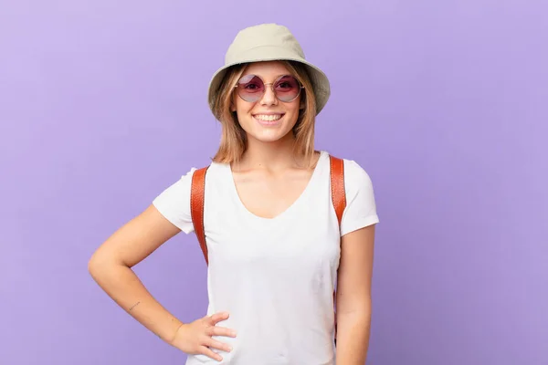 Giovane Viaggiatore Turista Donna Sorridente Felicemente Con Una Mano Sul — Foto Stock