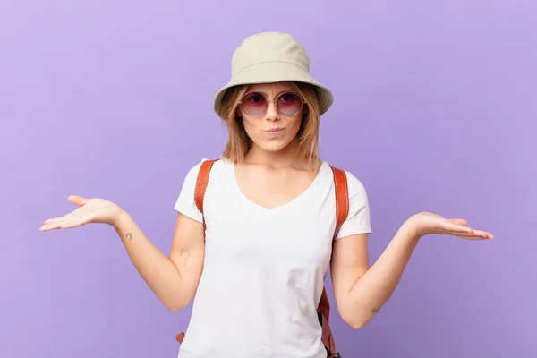 Young Traveller Tourist Woman Feeling Puzzled Confused Doubting — Stock Photo, Image