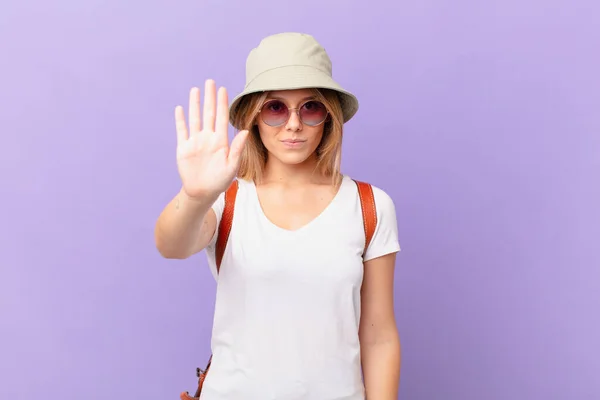 Giovane Viaggiatore Turista Donna Guardando Serio Mostrando Palmo Aperto Facendo — Foto Stock