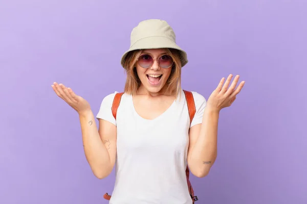 Jonge Reiziger Toeristische Vrouw Zich Gelukkig Verbaasd Iets Ongelooflijks — Stockfoto