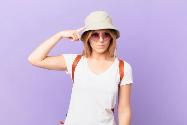 Giovane Viaggiatore Turista Donna Sente Confuso Perplesso Mostrando Che Sei — Foto Stock