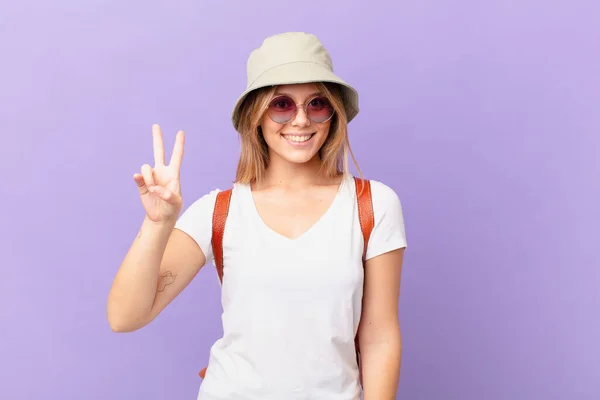 Jeune Voyageur Femme Touristique Souriant Regardant Amical Montrant Numéro Deux — Photo