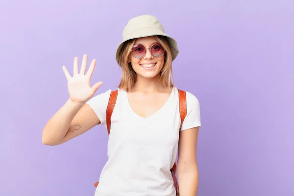 Giovane Viaggiatore Turista Donna Sorridente Guardando Amichevole Mostrando Numero Cinque — Foto Stock