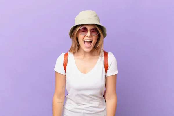 Giovane Viaggiatore Turista Donna Urlando Aggressivamente Guardando Molto Arrabbiato — Foto Stock