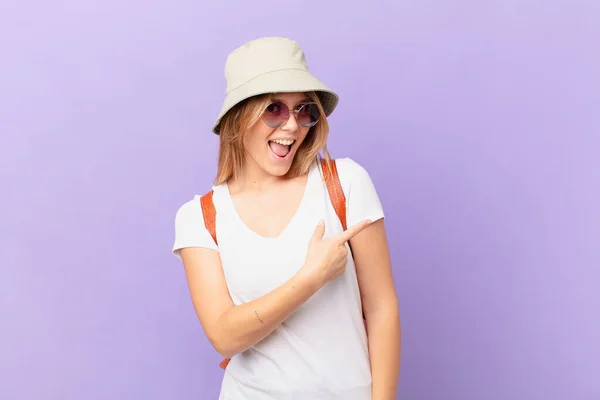 Young Traveller Tourist Woman Looking Excited Surprised Pointing Side — Stock Photo, Image