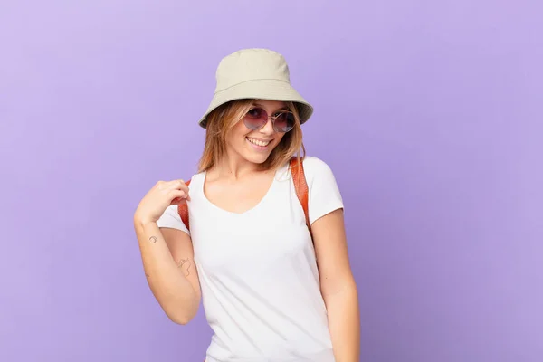 Jovem Viajante Turista Mulher Olhando Arrogante Bem Sucedido Positivo Orgulhoso — Fotografia de Stock