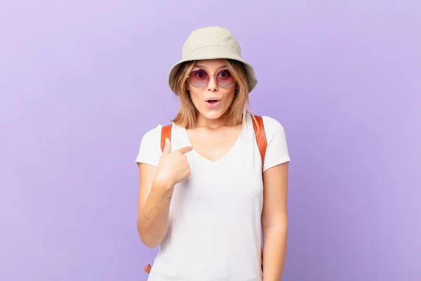 Young Traveller Tourist Woman Looking Shocked Surprised Mouth Wide Open — Stock Photo, Image