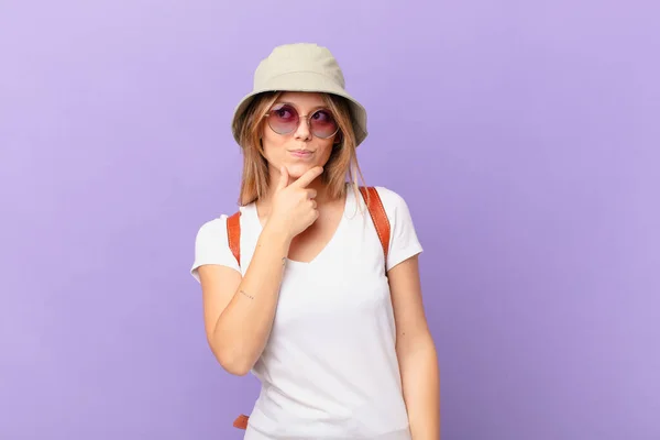 Giovane Viaggiatore Turista Donna Pensare Sentirsi Dubbioso Confuso — Foto Stock