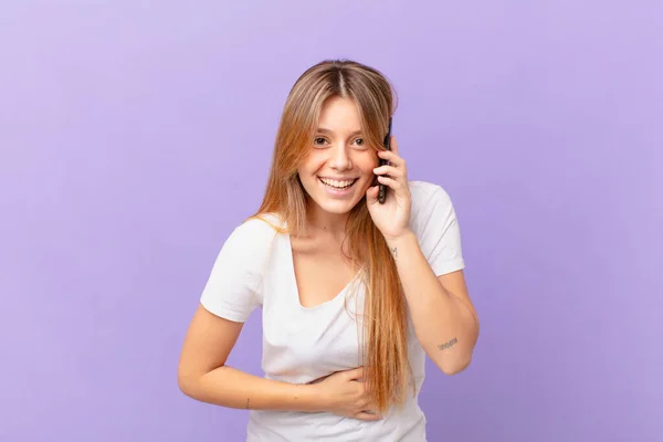 Ung Kvinna Med Mobiltelefon Skrattar Högt Någon Rolig Skämt — Stockfoto
