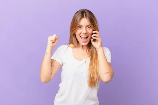 Νεαρή Γυναίκα Ένα Κινητό Τηλέφωνο Αισθάνεται Σοκαρισμένη Γελώντας Και Γιορτάζοντας — Φωτογραφία Αρχείου