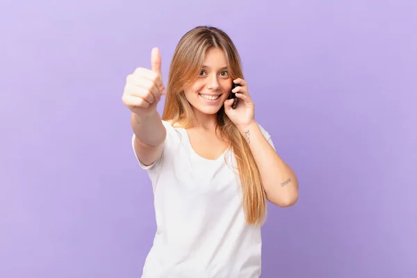 Ung Kvinna Med Mobiltelefon Känner Sig Stolt Ler Positivt Med — Stockfoto