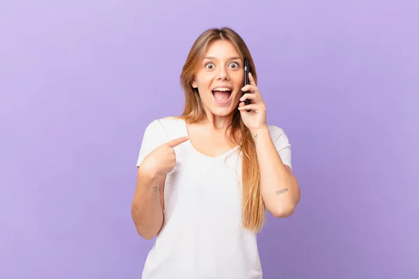 Ung Kvinna Med Mobiltelefon Känner Sig Glad Och Pekar Sig — Stockfoto