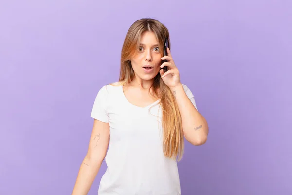 Giovane Donna Con Telefono Cellulare Sembra Molto Scioccato Sorpreso — Foto Stock