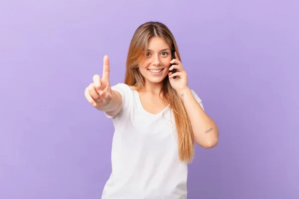 Ung Kvinna Med Mobiltelefon Ler Stolt Och Tryggt Gör Nummer — Stockfoto