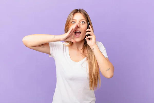 Young Woman Cell Phone Feeling Happy Giving Big Shout Out — Stock Photo, Image