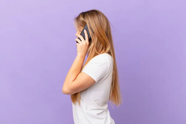 Νεαρή Γυναίκα Ένα Κινητό Τηλέφωνο Για Προβολή Προφίλ Σκέψης Φαντασίας — Φωτογραφία Αρχείου
