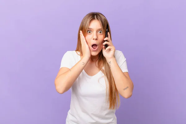 Young Woman Cell Phone Feeling Shocked Scared — Stock Photo, Image