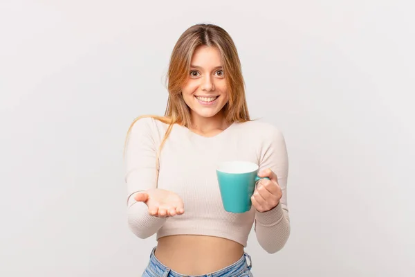 Ung Kvinna Med Kaffemugg Ler Glatt Med Vänlig Och Erbjuder — Stockfoto