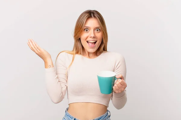 Young Woman Coffee Mug Feeling Happy Astonished Something Unbelievable — Stock Photo, Image