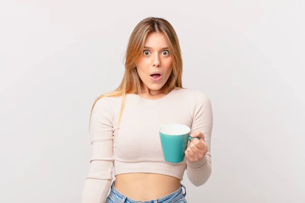 Mujer Joven Con Una Taza Café Que Parece Muy Sorprendido — Foto de Stock