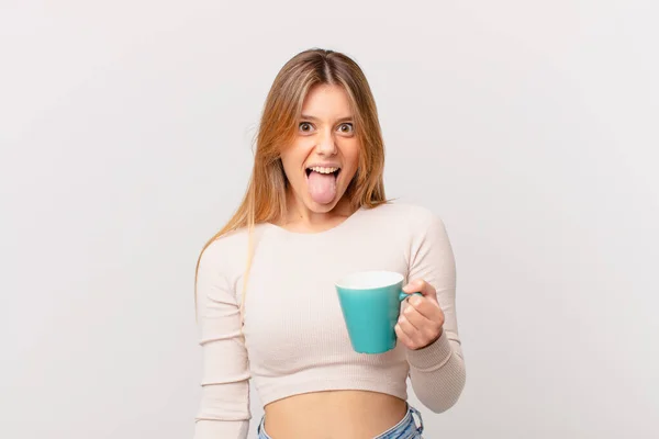 Ung Kvinna Med Kaffemugg Med Glad Och Upprorisk Attityd Skojar — Stockfoto